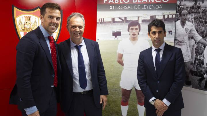 El Sevilla encomienda su filial, el Sevilla Atlético, a Paco Gallardo y Carlos Marchena, que han acompañado a Joaquín Caparrós en los últimos tiempos.