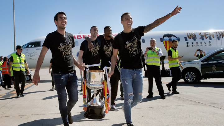 Parejo y Rodrigo, con la Copa del Rey.