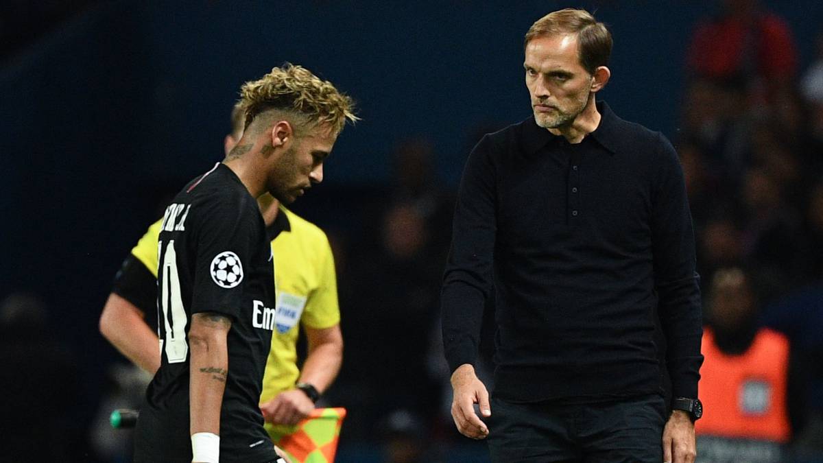 Tuchel y Neymar durante un partido de la Champions League entre Paris Saint-Germain y Nápoles.