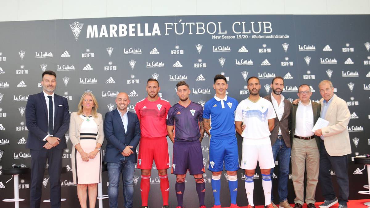 El Marbella presenta sus equipaciones con el reto de ascender a Segunda