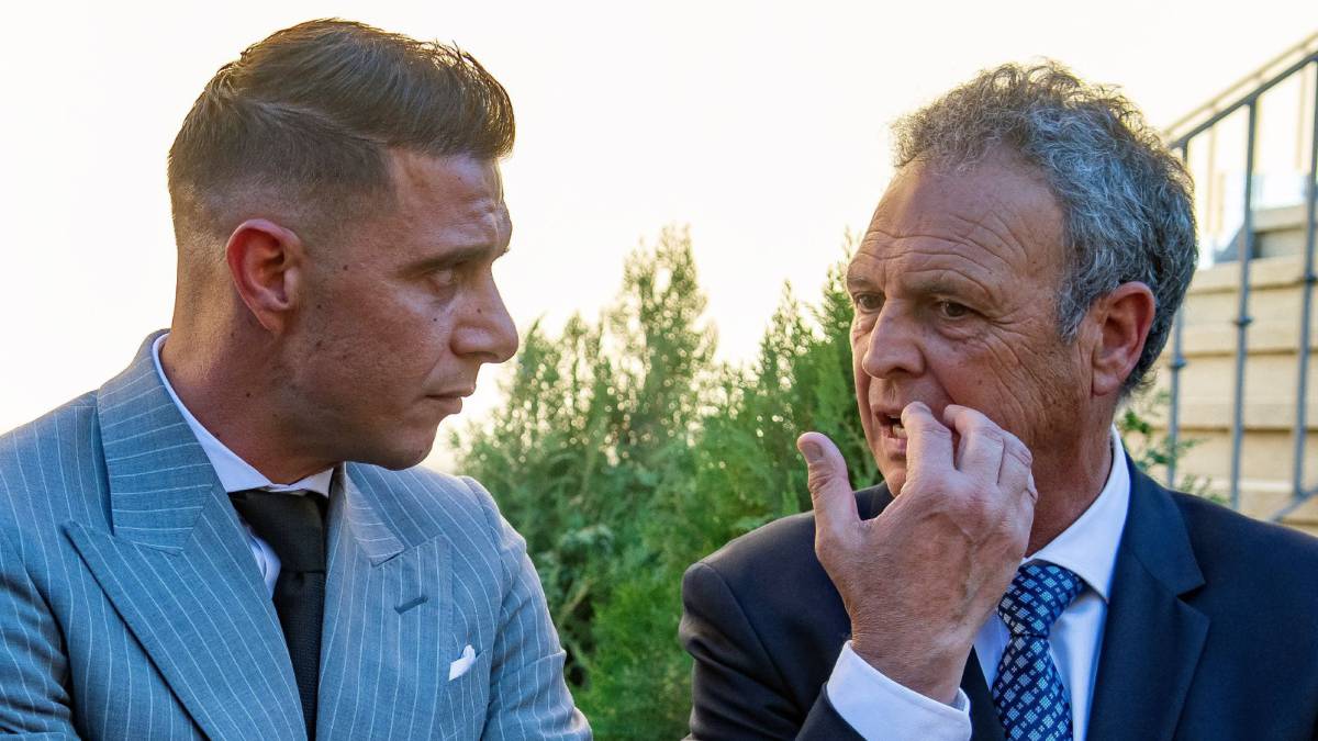 Joaquín Sánchez, del Betis, y Joaquín Caparrós, del Sevilla, recibieron en la Disputación hispalense la medalla de oro de la Provincia. Hubo camaradería.
