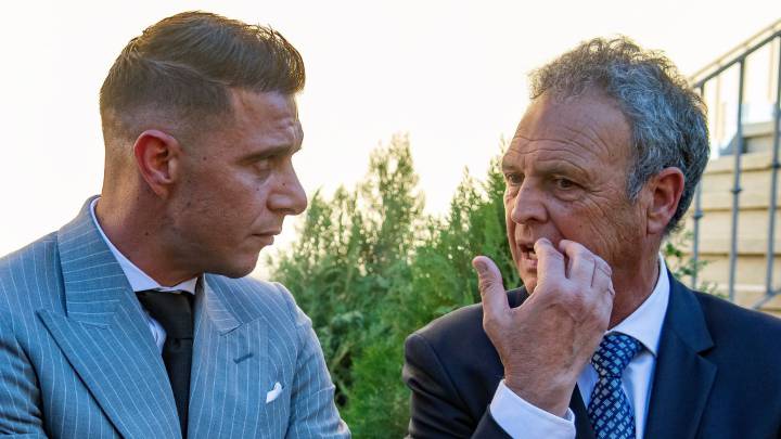 Joaquín Sánchez, del Betis, y Joaquín Caparrós, del Sevilla, recibieron en la Disputación hispalense la medalla de oro de la Provincia. Hubo camaradería.