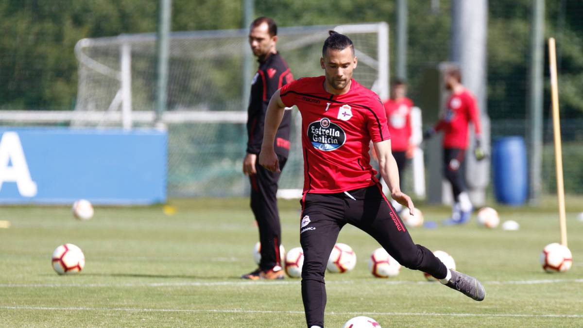 Quique González en un entrenamiento del Deportivo