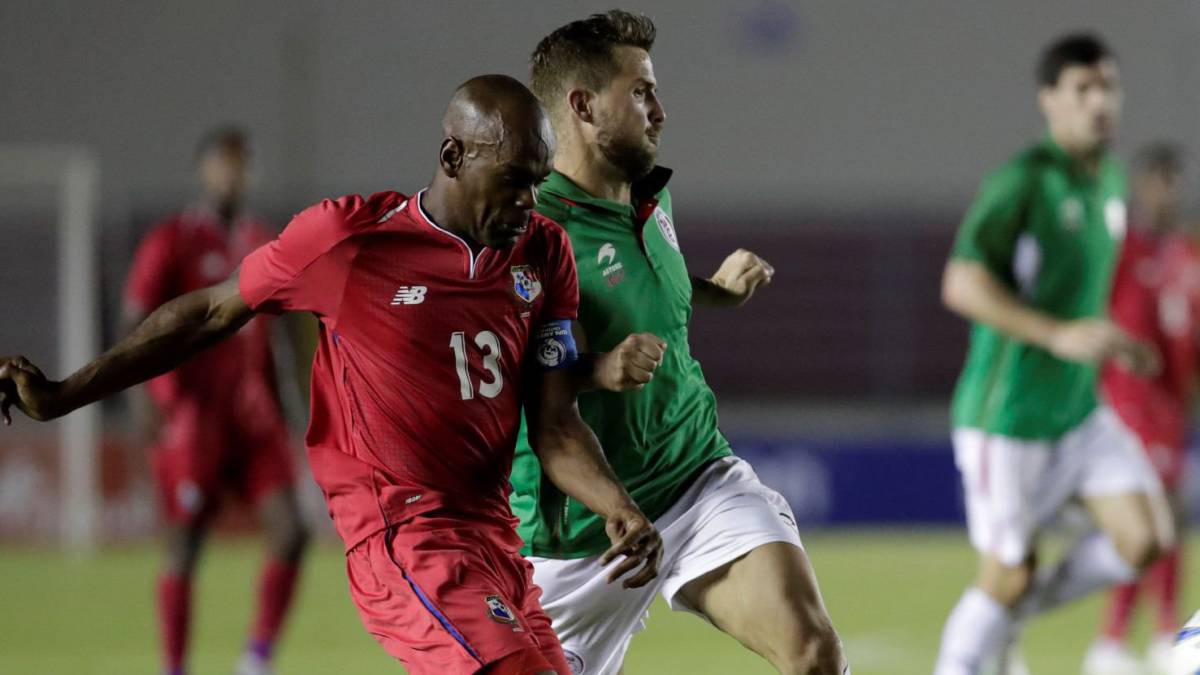 Adolfo Machado (i) de Panamá disputa el balón con Mikel Balenziaga (i) del País Vasco durante un partido amistoso entre Panamá y País Vasco.
