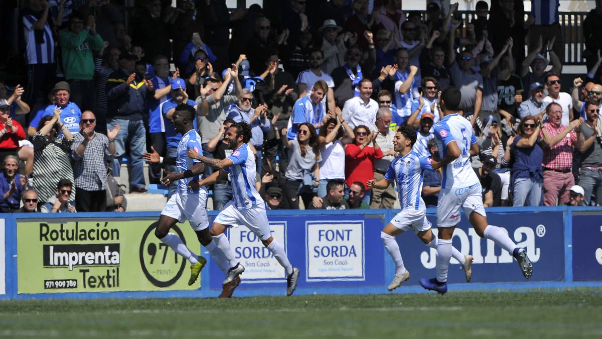 Los jugadores del Atlético Baleares celebran un gol en Son Malferit.