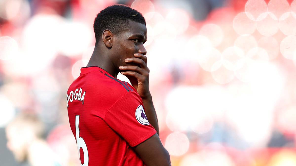 Paul Pogba, pensativo en un partido con el Manchester United.