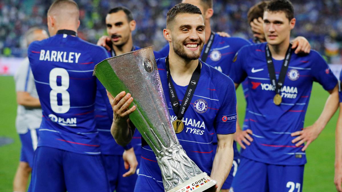 Mateo Kovacic posando con la Europa League conquistada este jueves por el Chelsea ante el Arsenal en Bakú.