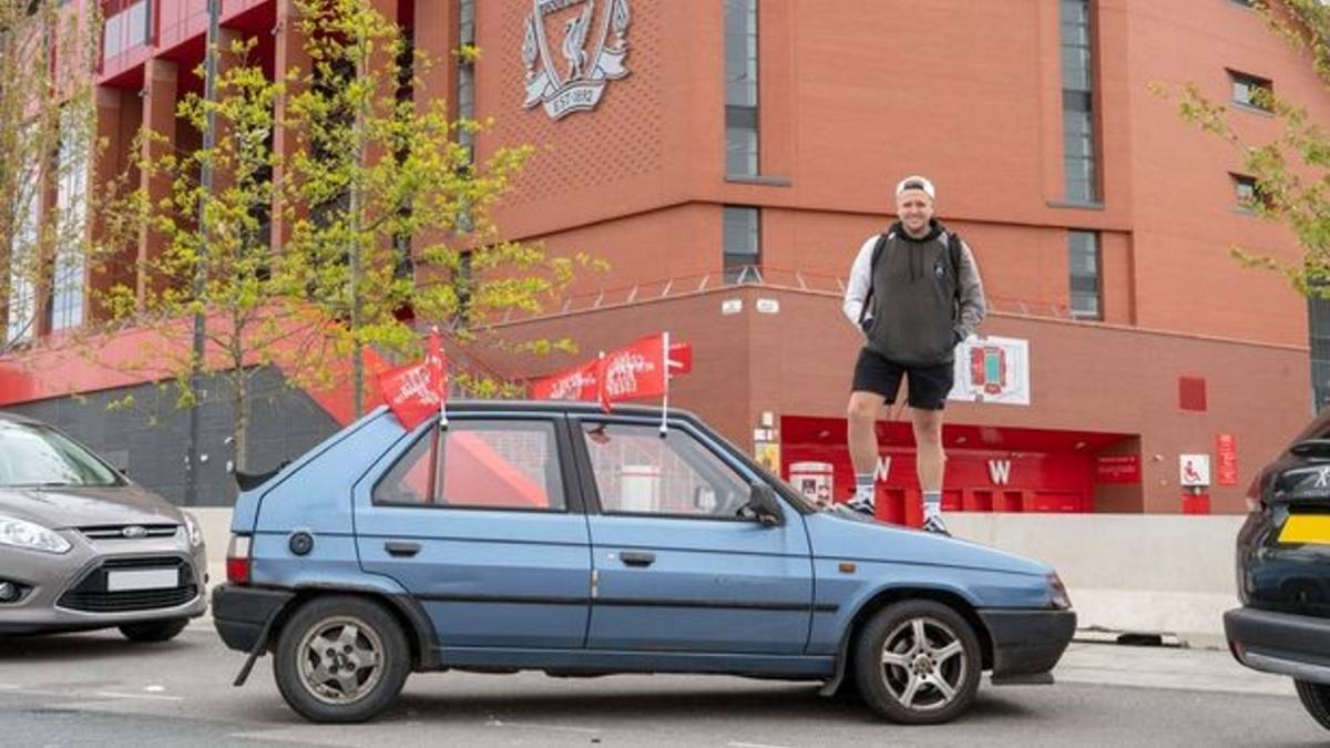 Simon posa junto a su 'nuevo coche' antes de salir de Liverpool.
