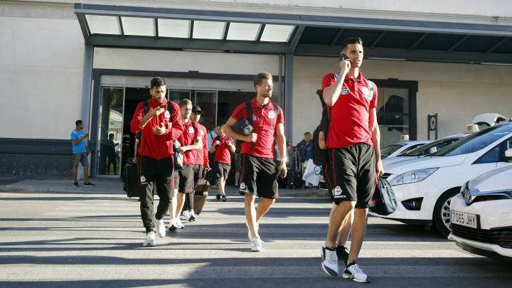 El Deportivo, a su llegada a Alicante este domingo.