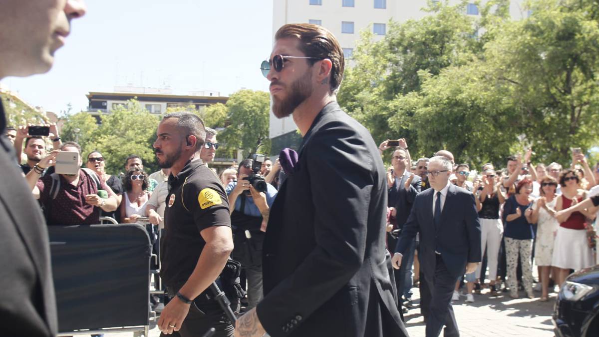 Una nutrida representación del Real Madrid dio el último adiós a José Antonio Reyes en el estadio del Sevilla. Florentino Pérez y Sergio Ramos entre ellos.