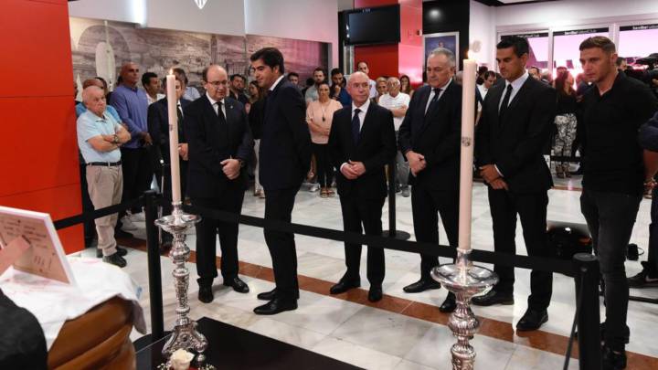 Una nutrida representación del Betis acudió al Sánchez Pizjuán para darle el último adiós a José Antonio Reyes. Ángel Haro, Joaquín Sánchez, Gordillo...