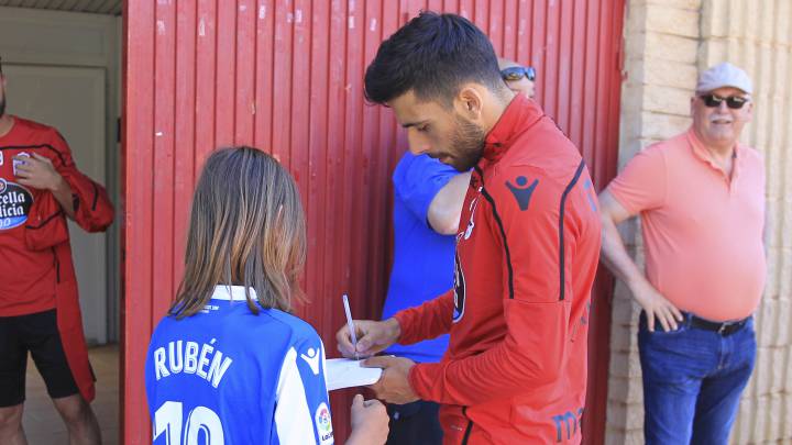 Eneko Bóveda firma un autógrafo en el entrenamiento del Deportivo en Benidorm