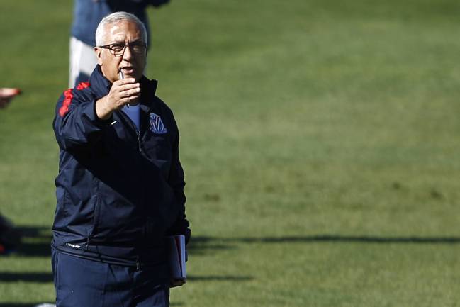 Gregorio Manzano da instrucciones a los jugadores del Shanghai Shenhua durante un amistoso jugado contra el Granada en 2016.