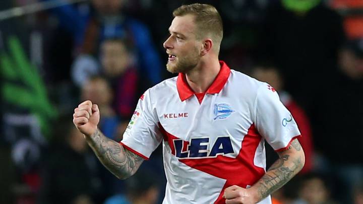 John Guidetti celebra un gol con el Alavés