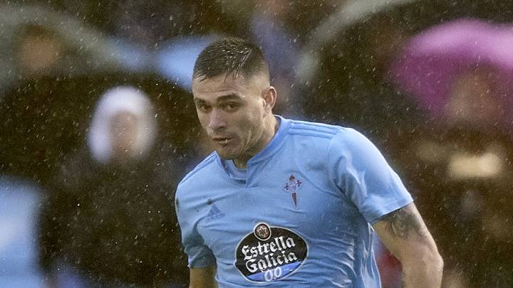Maxi Gómez golpea el balón con su pierna derecha durante un partido del Celta en Balaídos.