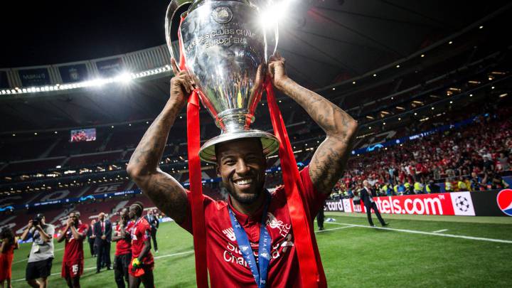 Wijnaldum celebrando la Champions.