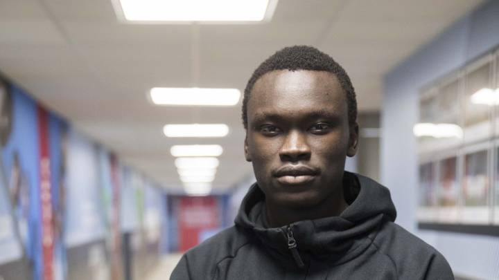 Pione Sisto posa para AS en el túne de vestuarios de las instalaciones del Celta en A Madroa.