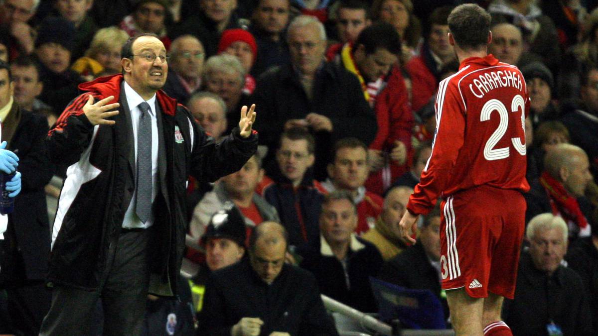 Rafa Benítez y Jamie Carragher, durante un partido del Liverpool.