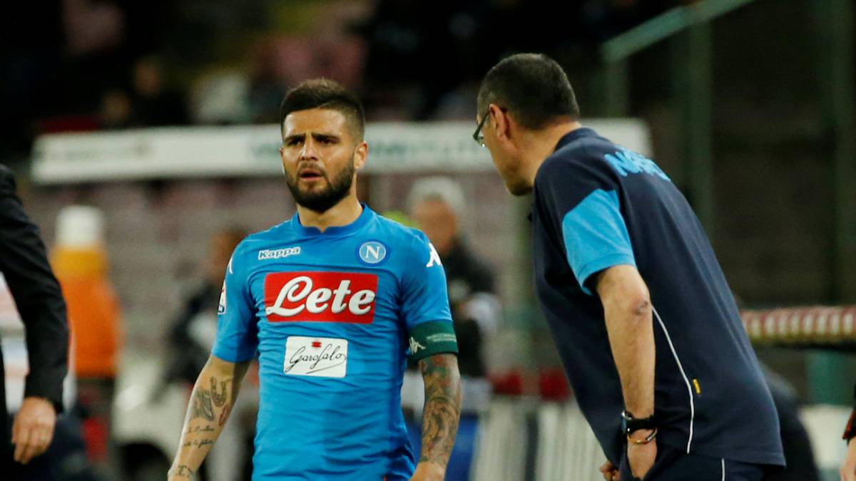 Insigne hablando con Maurizio Sarri