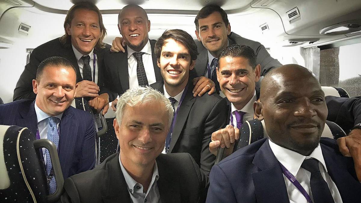 José Mourinho junto a varios exjugadores del Real Madrid