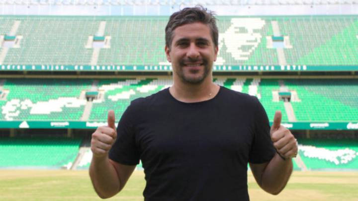El exdelantero del Betis Gastón Casas cargó contra Lopetegui por decir que llegaba "al mejor equipo de Sevilla". "Te echaron de tu selección por traidor"