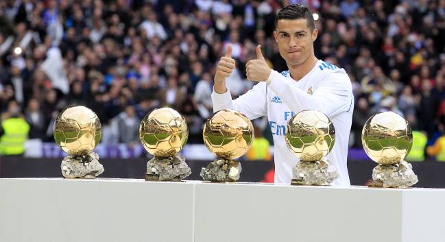 Cristiano Ronaldo posa con sus cinco trofeos de ganador del Balón de Oro.