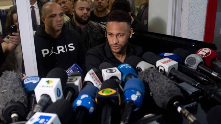 Neymar, a la salida de la comisaría de policía tras declarar ante las autoridades.