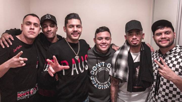 Gabriel Jesus posa al lado del empresario Eduardo Bastos y de los rappers Hungria y Misael en la fiesta de Brasilia.