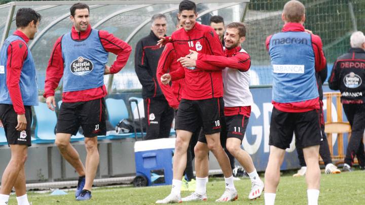 Carlos Fernández y Fede Cartabia bromean durante el entrenamiento del Deportivo.