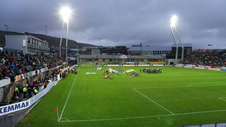 El estadio de Tórsvollur, con capacidad para 6.040 espectadores, está en la capital, Tórshavn, donde viven 20.000 feroeses.