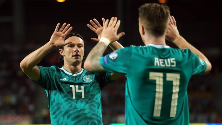 Schulz saluda a Marco Reus tras la victoria ante Bielorrusia.