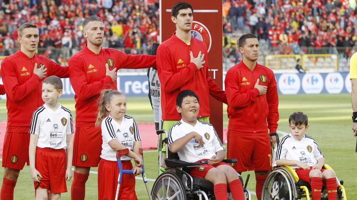 Courtois aconseja a Hazard que aprenda español