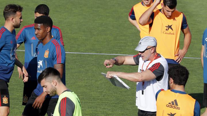 Luis De La fuente da instrucciones a los jugadores de la selección Sub-21 durante un entrenamiento de esta semana