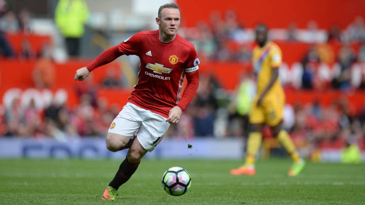 Rooney durante un partido con el Manchester United en su última temporada (2016/2017)