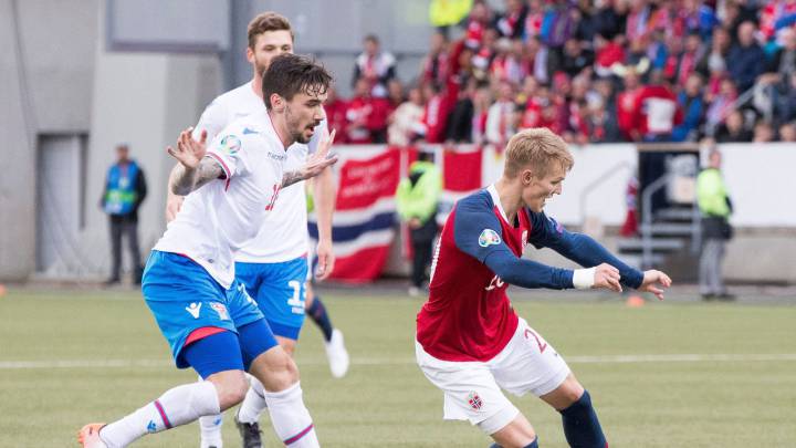 Odegaard lidera a Noruega en una gris victoria