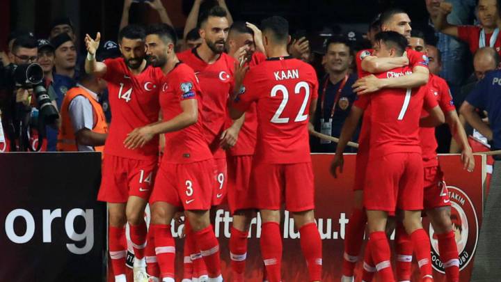 Los jugadores de Turquía celebran uno de los goles anotados ante Francia.