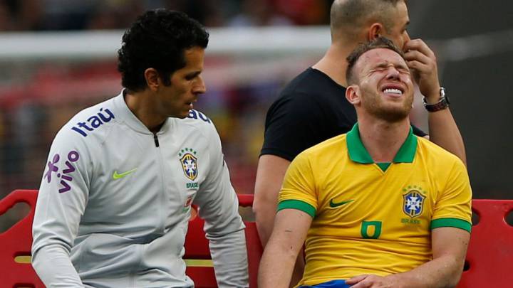 Arthur se lesiona ante Honduras y sale en camilla en Porto Alegre