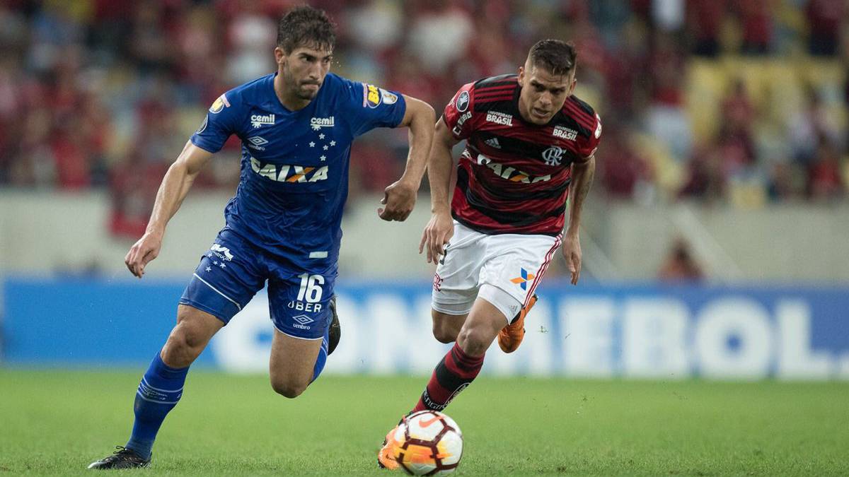 Lucas Silva conduce el balón durante un partido entre Cruzeiro y Flamengo.