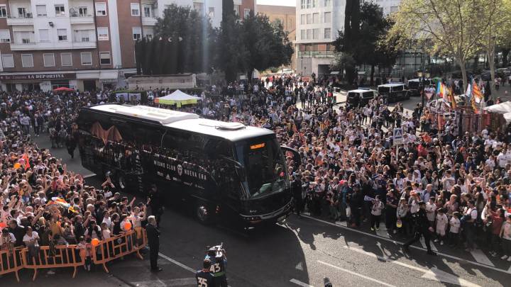 Llegada del autobús del Valencia a un partido