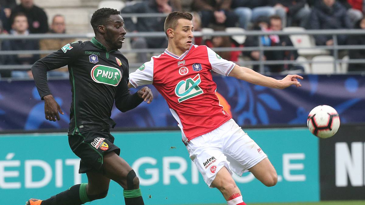 Sevilla y Betis siguen de cerca al francés Rémi Oudin