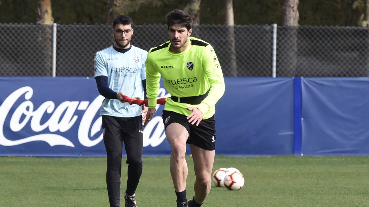 Gonzalo Melero ejercitándose con el Huesca.
