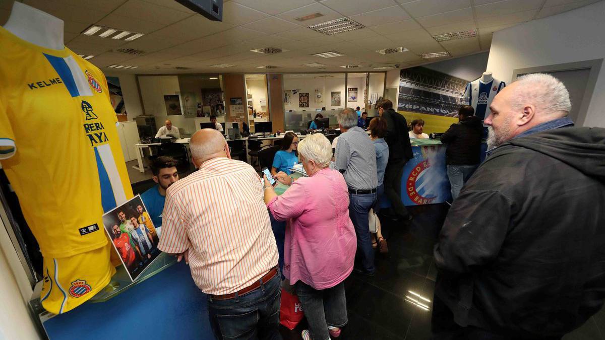 Un primer día de renovaciones casi a ciegas en el Espanyol