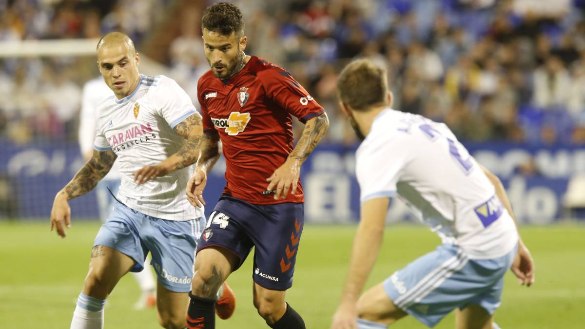Rubén García ante Pombo y Benito durante el Zaragoza-Osasuna de esta temporada.