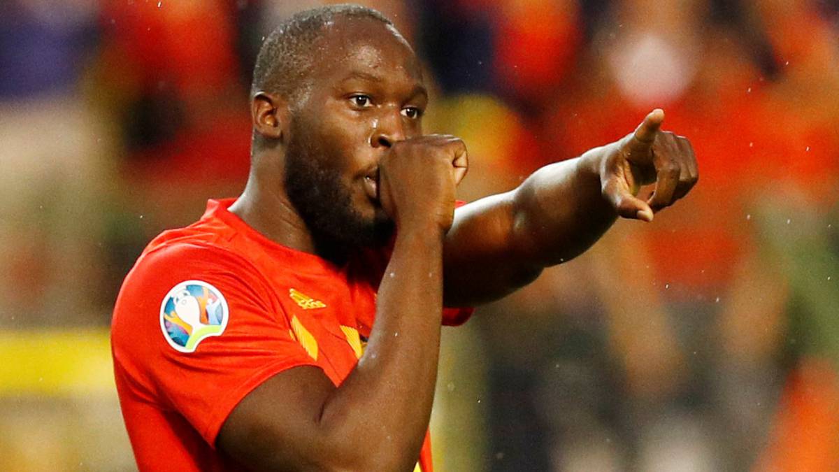 Lukaku celebra uno de sus goles ante Escocia