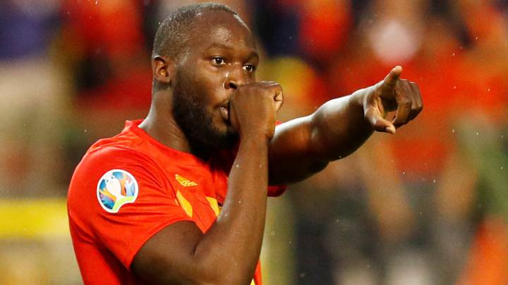 Lukaku celebra uno de sus goles ante Escocia