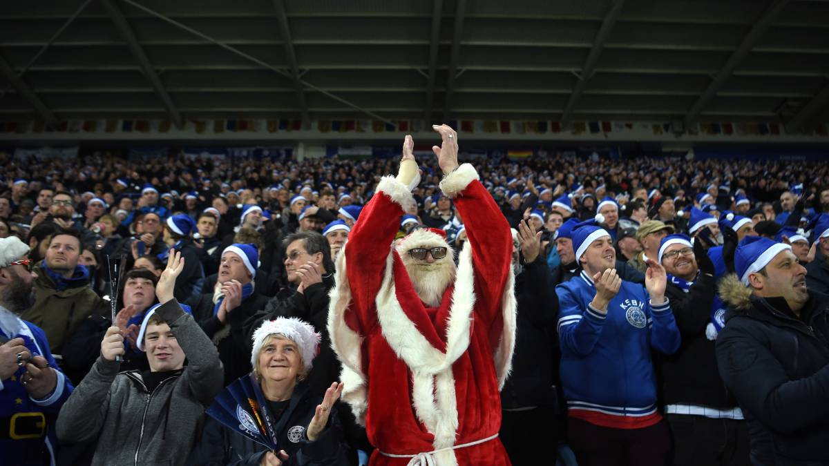 Grada del King Power Stadium (Leicester) con varios aficionados luciendo gorros y disfraces de Santa Claus.