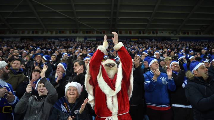 Grada del King Power Stadium (Leicester) con varios aficionados luciendo gorros y disfraces de Santa Claus.