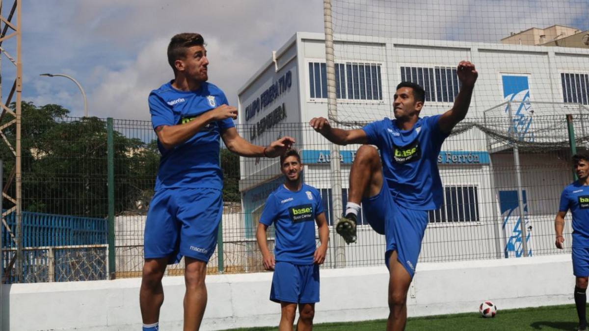 El Melilla entrena en césped artificial de cara a Son Malferit