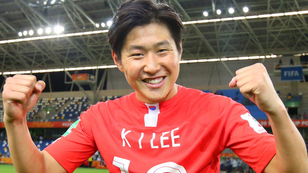 Kang In Lee celebra su gol.