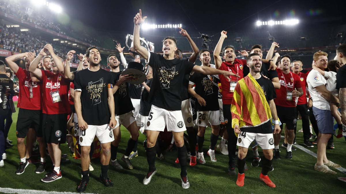 Los jugadores del Valencia celebran la Copa en el Villamarín.